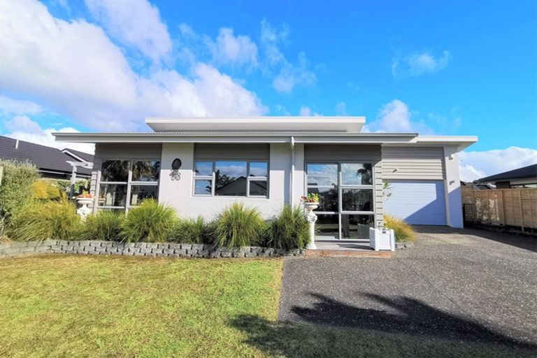 Photo of property in 98 Barbados Way, One Tree Point, 0118