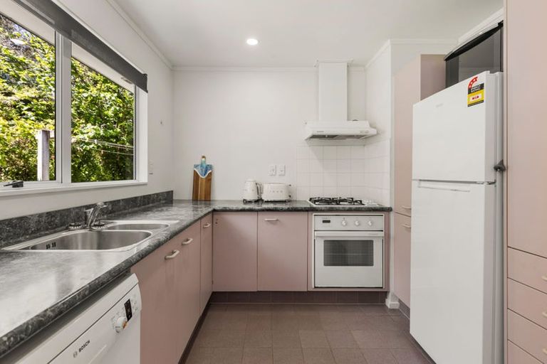 Photo of property in 6 Erskine Close, Island Bay, Wellington, 6023