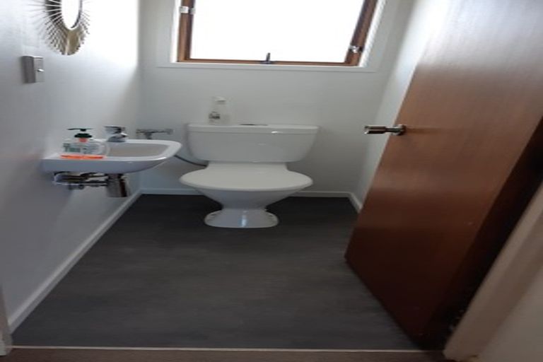 Photo of property in 3/84 Pupuke Road, Hillcrest, Auckland, 0627