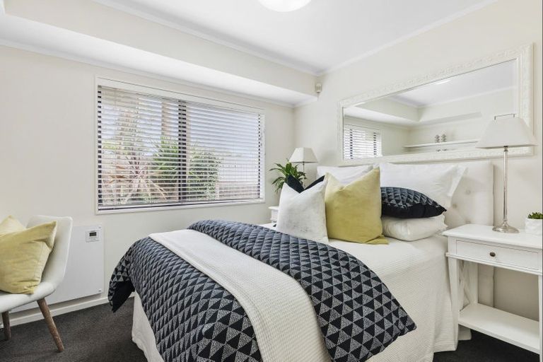 Photo of property in 2/6 Summermist Drive, Northpark, Auckland, 2013