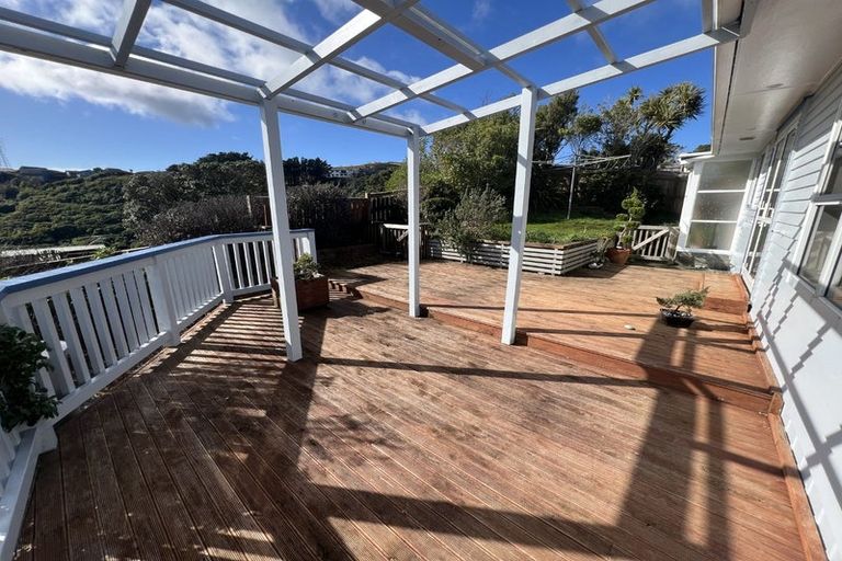 Photo of property in 24 Colchester Crescent, Newlands, Wellington, 6037