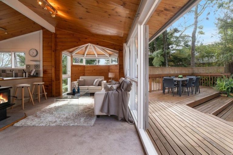 Photo of property in 18 Easter Parade, Glen Eden, Auckland, 0602