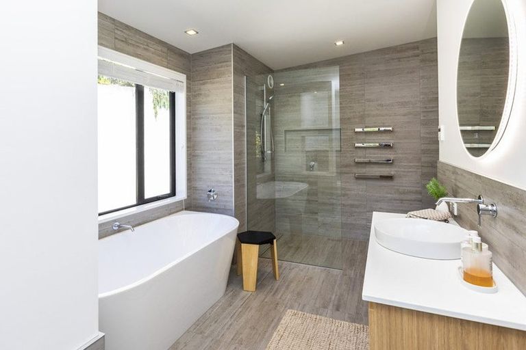 Photo of property in 16 Iles Lane, Cashmere, Christchurch, 8022