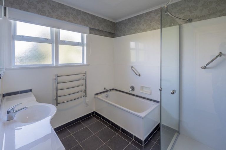 Photo of property in 18 Kawau Grove, Waikanae Beach, Waikanae, 5036