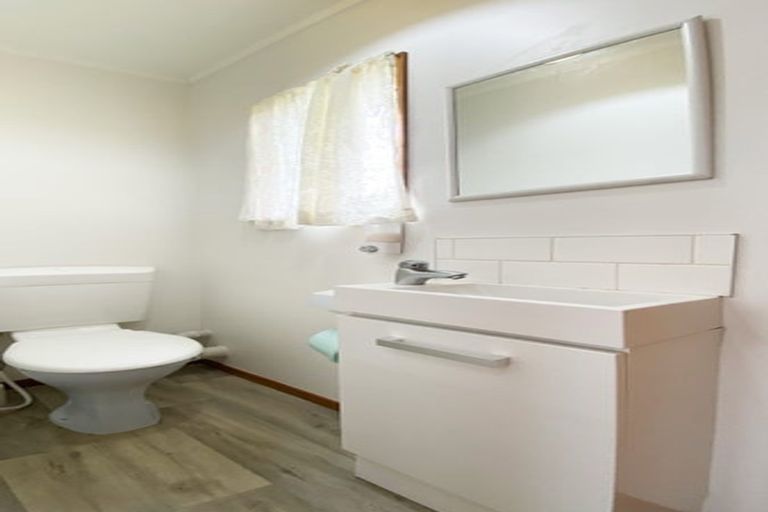 Photo of property in 4/43-53 Chivalry Road, Glenfield, Auckland, 0629