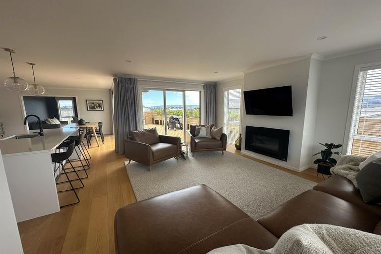 Photo of property in 8 Roundhouse Close, Whitby, Porirua, 5024