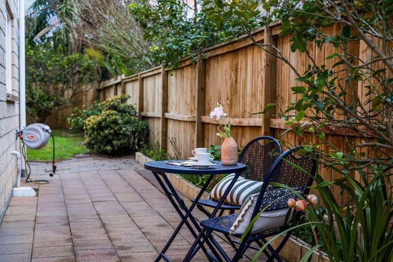 Photo of property in 18 Tollana Road, Te Atatu Peninsula, Auckland, 0610