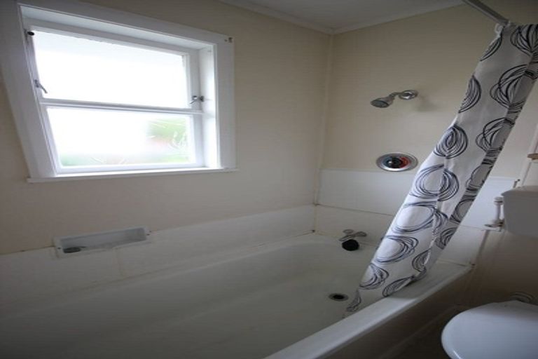 Photo of property in 80a Wikiriwhi Crescent, Awapuni, Palmerston North, 4412