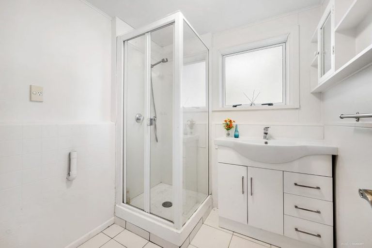 Photo of property in 1/592 East Coast Road, Pinehill, Auckland, 0630