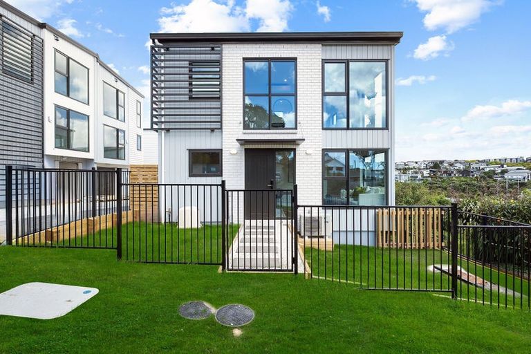 Photo of property in 1/1090 Beach Road, Torbay, Auckland, 0630