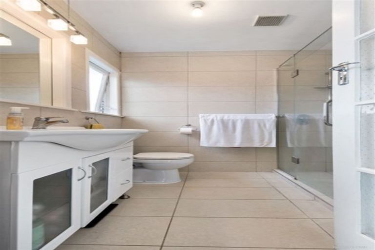 Photo of property in 1/60 Woodlands Crescent, Browns Bay, Auckland, 0630