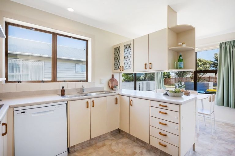 Photo of property in 16 Eskdale Road, Papakowhai, Porirua, 5024