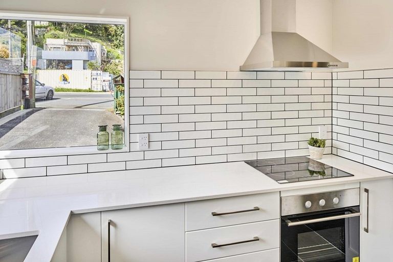 Photo of property in 5a Grays Road, Plimmerton, Porirua, 5026