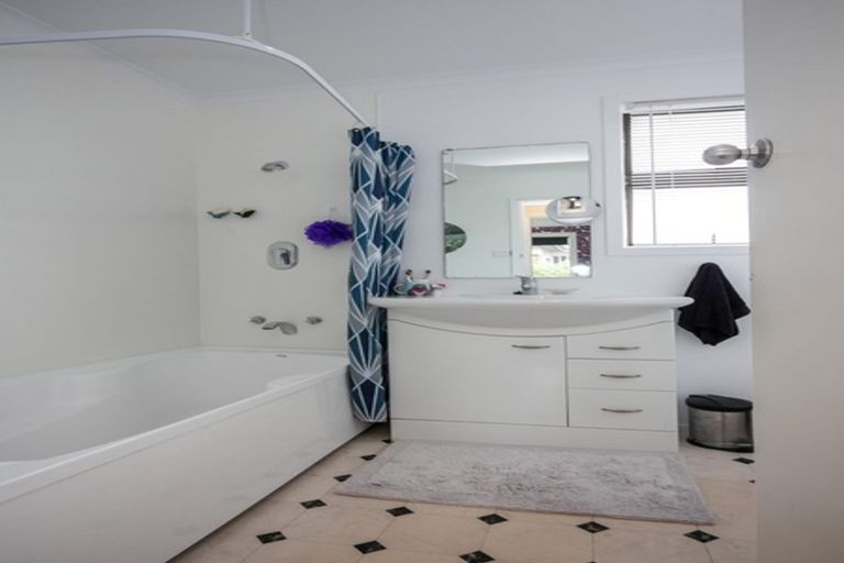 Photo of property in 124 Centennial Avenue, Helensburgh, Dunedin, 9010