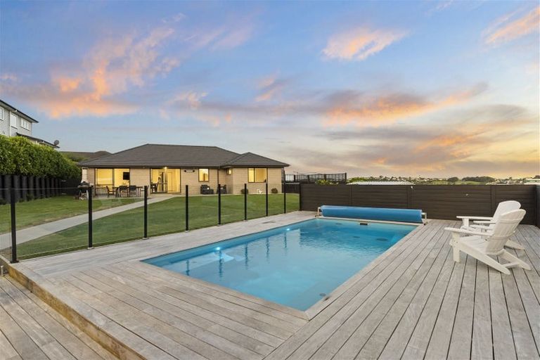 Photo of property in 6 Tirohanga Crescent, Stanmore Bay, Whangaparaoa, 0932