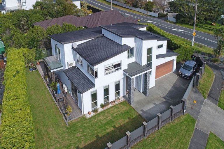 Photo of property in 114 Lake Panorama Drive, Henderson Valley, Auckland, 0612