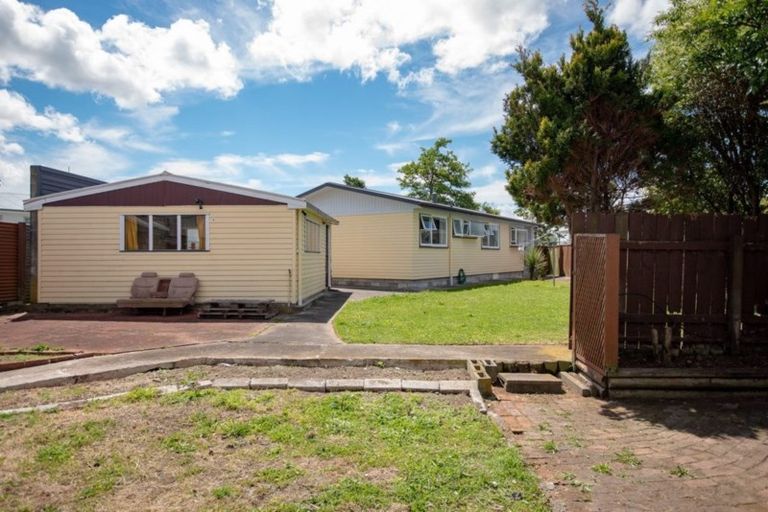 Photo of property in 28 Raglan Avenue, Cloverlea, Palmerston North, 4412