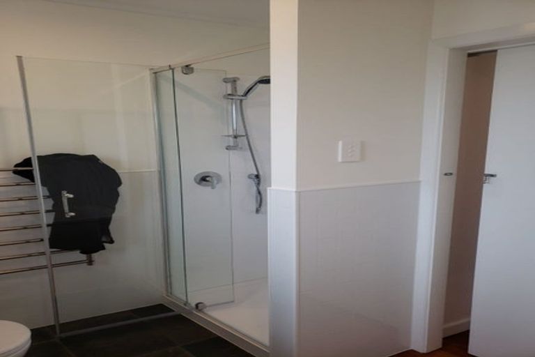 Photo of property in 8 Glenfield Road, Birkenhead, Auckland, 0626