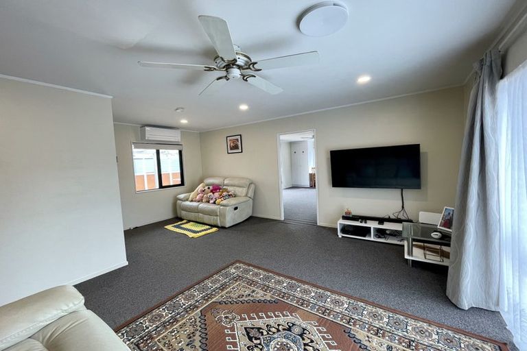 Photo of property in 5 Avonleigh Road, Green Bay, Auckland, 0604