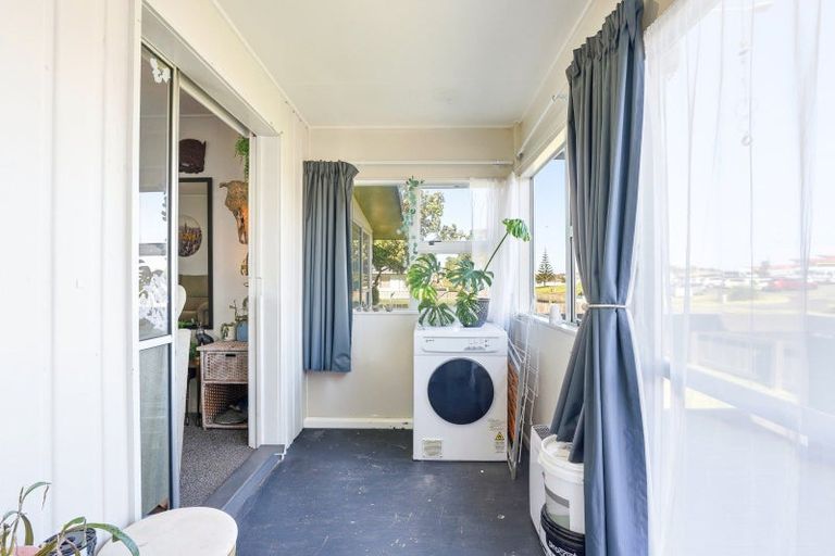 Photo of property in 27 Cross Street, Castlecliff, Whanganui, 4501