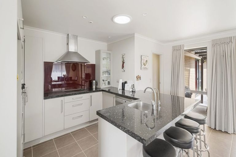 Photo of property in 16 Breaker Grove, Waiuku, 2123