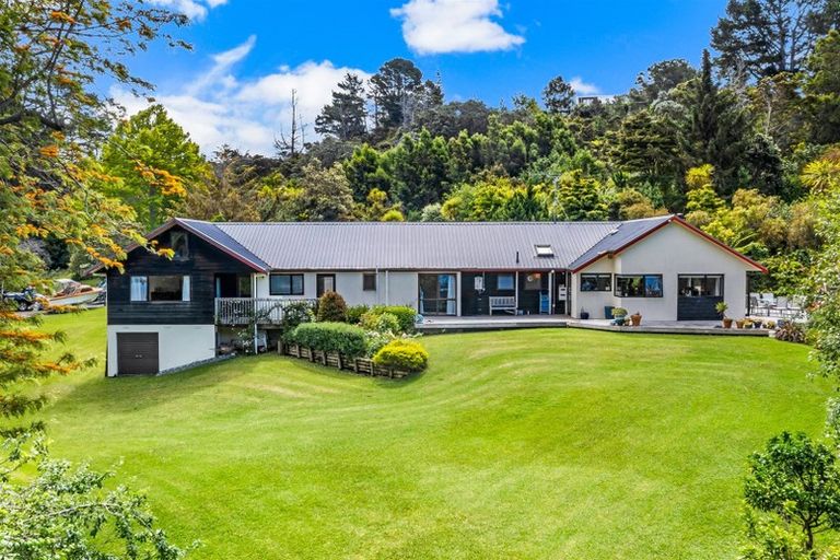 Photo of property in 12 Hobbs Road, Matakatia, Whangaparaoa, 0930