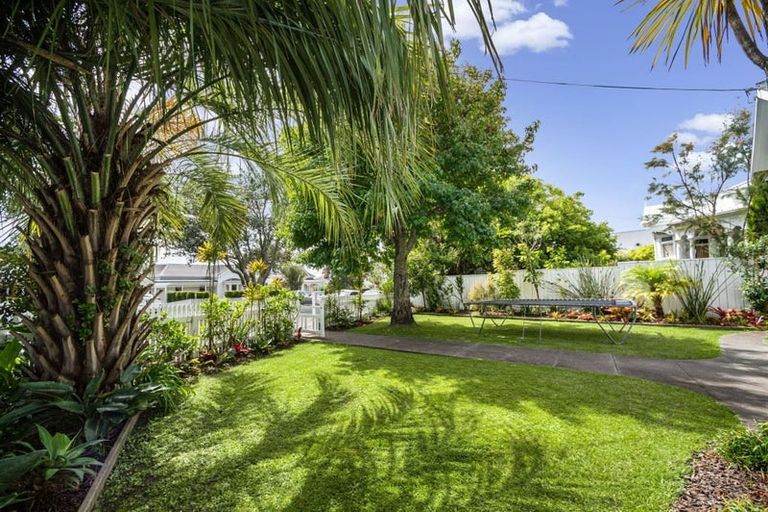 Photo of property in 15 Waterview Road, Stanley Point, Auckland, 0624