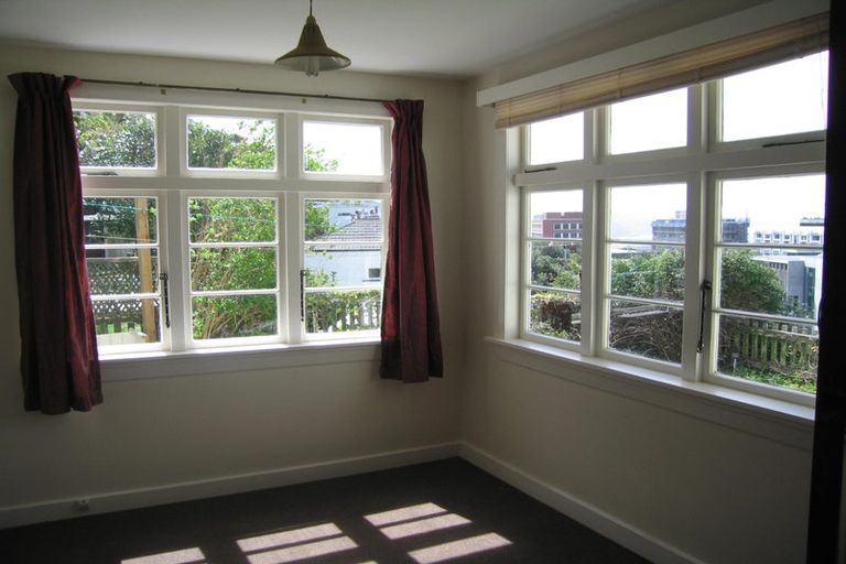 Photo of property in 90 Kelburn Parade, Kelburn, Wellington, 6012