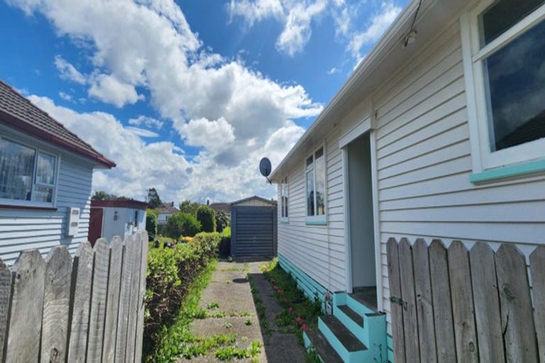 Photo of property in 6 Mcguire Street, Hawera, 4610