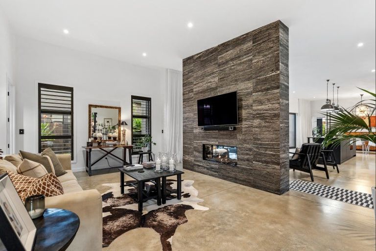 Photo of property in 72 Point Wells Road, Point Wells, 0986