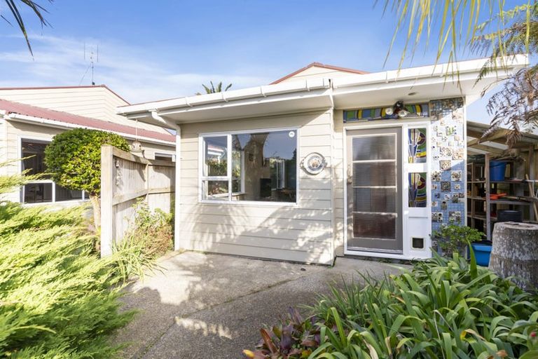 Photo of property in 6 Lillian Place, Orewa, 0931