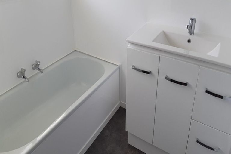 Photo of property in 3/84 Pupuke Road, Hillcrest, Auckland, 0627