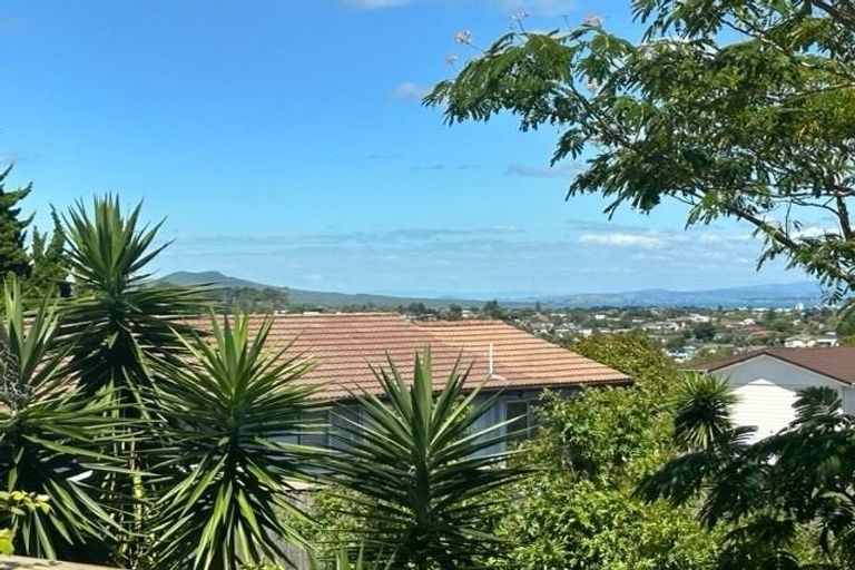 Photo of property in 2/20 Athena Drive, Totara Vale, Auckland, 0629