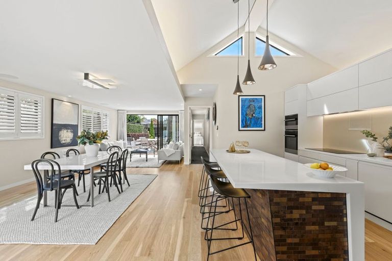 Photo of property in 15 Saint Andrews Square, Strowan, Christchurch, 8052