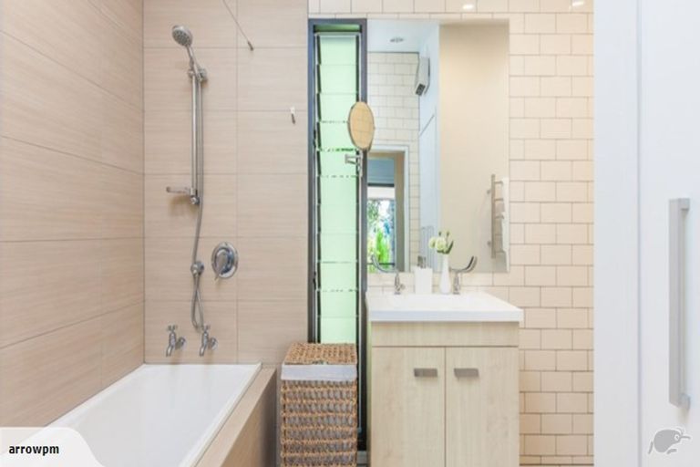 Photo of property in 3 Onewa Road, Northcote, Auckland, 0627