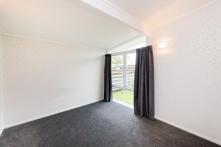 Photo of property in 17 Wikiriwhi Crescent, Awapuni, Palmerston North, 4412