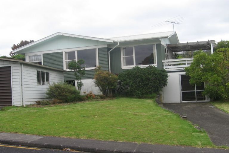 Photo of property in 1/6 Segedin Place, Glenfield, Auckland, 0629