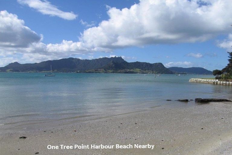 Photo of property in 10 Endeavour Place, One Tree Point, 0118