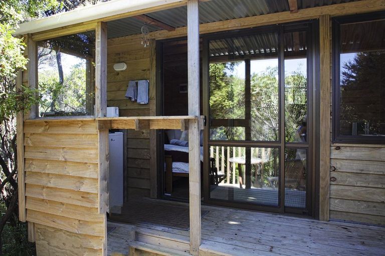 Photo of property in 128 Lone Kauri Road, Karekare, Auckland, 0772