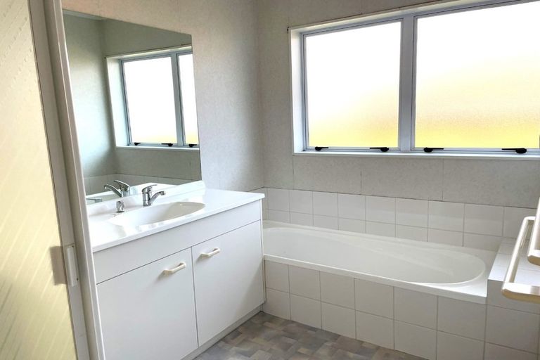 Photo of property in 14 Chippewa Place, Conifer Grove, Takanini, 2112