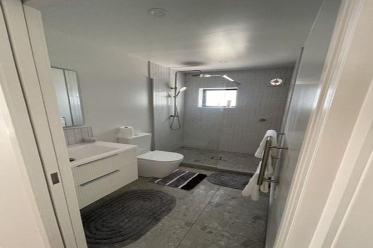 Photo of property in 2/12 Beechwood Road, Rothesay Bay, Auckland, 0630