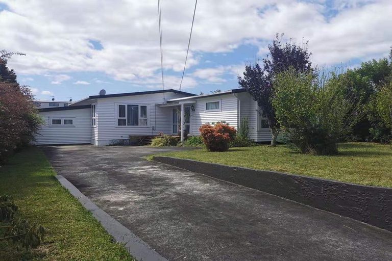 Photo of property in 1 Yeovil Road, Te Atatu Peninsula, Auckland, 0610