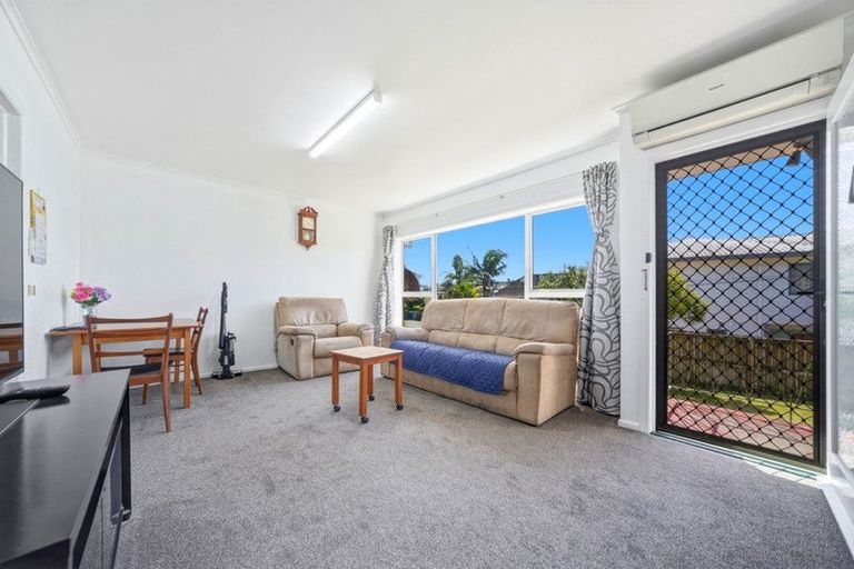 Photo of property in 2/270 East Coast Road, Forrest Hill, Auckland, 0620