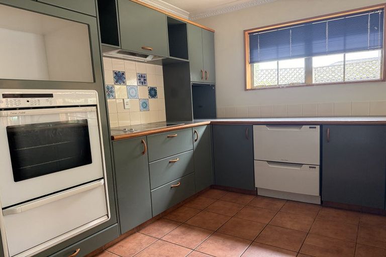 Photo of property in 1/5 Chateau Drive, Burnside, Christchurch, 8053