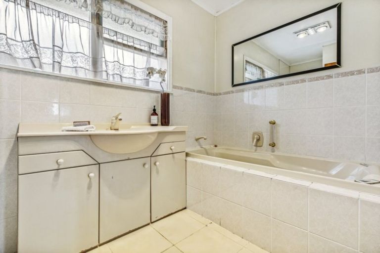 Photo of property in 264 Titirangi Road, Titirangi, Auckland, 0604