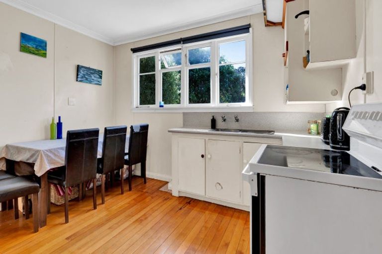 Photo of property in 2 Awanui Street, Merrilands, New Plymouth, 4312