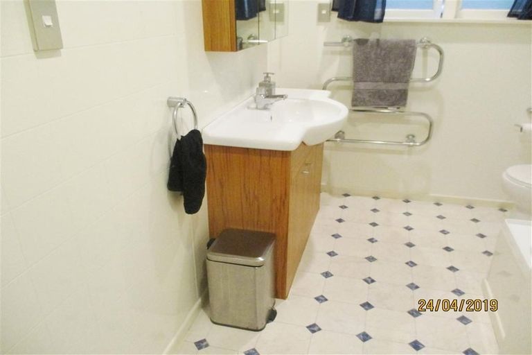 Photo of property in 2 Ilfracombe Place, Burnside, Christchurch, 8053