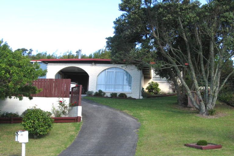 Photo of property in 21 Hollyhock Place, Browns Bay, Auckland, 0630