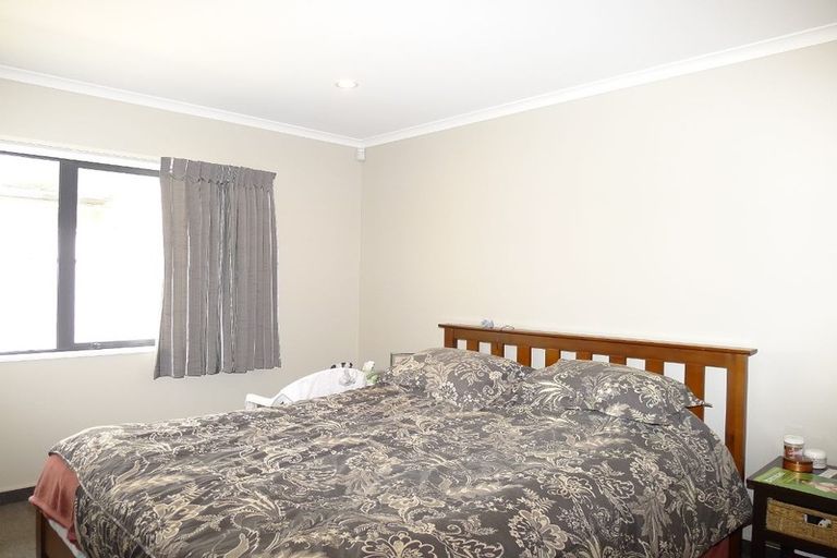Photo of property in 100 Guildford Drive, Paraparaumu Beach, Paraparaumu, 5032