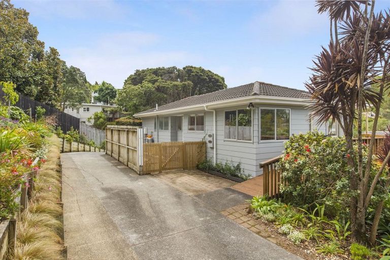 Photo of property in 1/12 Wanita Place, Totara Vale, Auckland, 0629